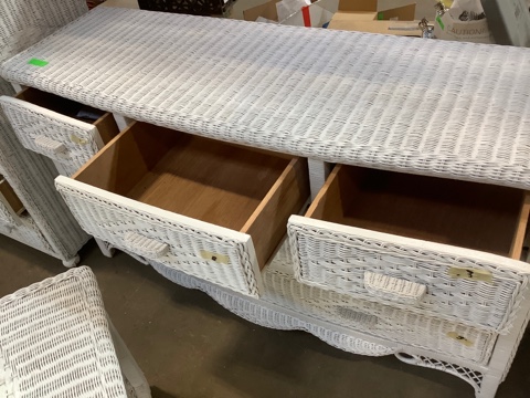 Reduced White Wicker 5pc Bedroom Set (Vintage) - Construction Junction