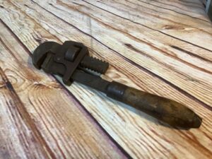 Hardware / Tools - Stillson - Pipe Wrench, 9 inch - Wooden Handle