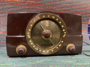 Specialty Collectible - Zenith - T825, Tube Radio - Bakelite